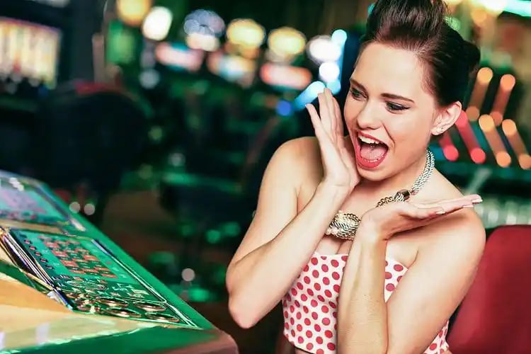 Meja kasino dengan dealer profesional melayani permainan live casino bagi pemain