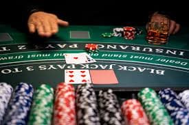 Penggemar sepak bola menggunakan aplikasi taruhan mobile untuk memasang Sports Betting