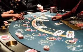 Komunitas pemain Live Casino garuda77 berinteraksi di meja permainan dengan dealer profesional